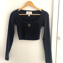 Load image into Gallery viewer, Viktoria Woods long sleeve cropped nuance ribbed Black logo top  size 0
