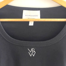 Load image into Gallery viewer, Viktoria Woods long sleeve cropped nuance ribbed Black logo top  size 0
