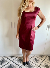 Load image into Gallery viewer, Size 14 CUE in the City Burgundy Knee Length Dress
